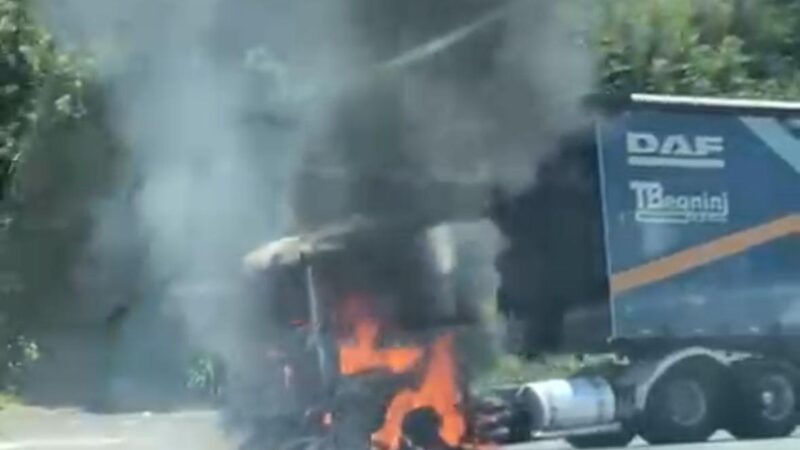 Caminhão em chamas bloqueia trânsito de Piraí do Sul a Castro