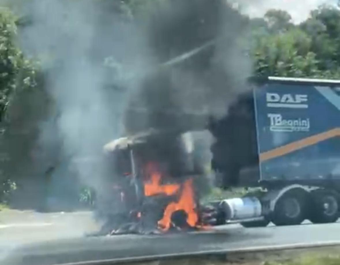 Caminhão em chamas bloqueia trânsito de Piraí do Sul a Castro