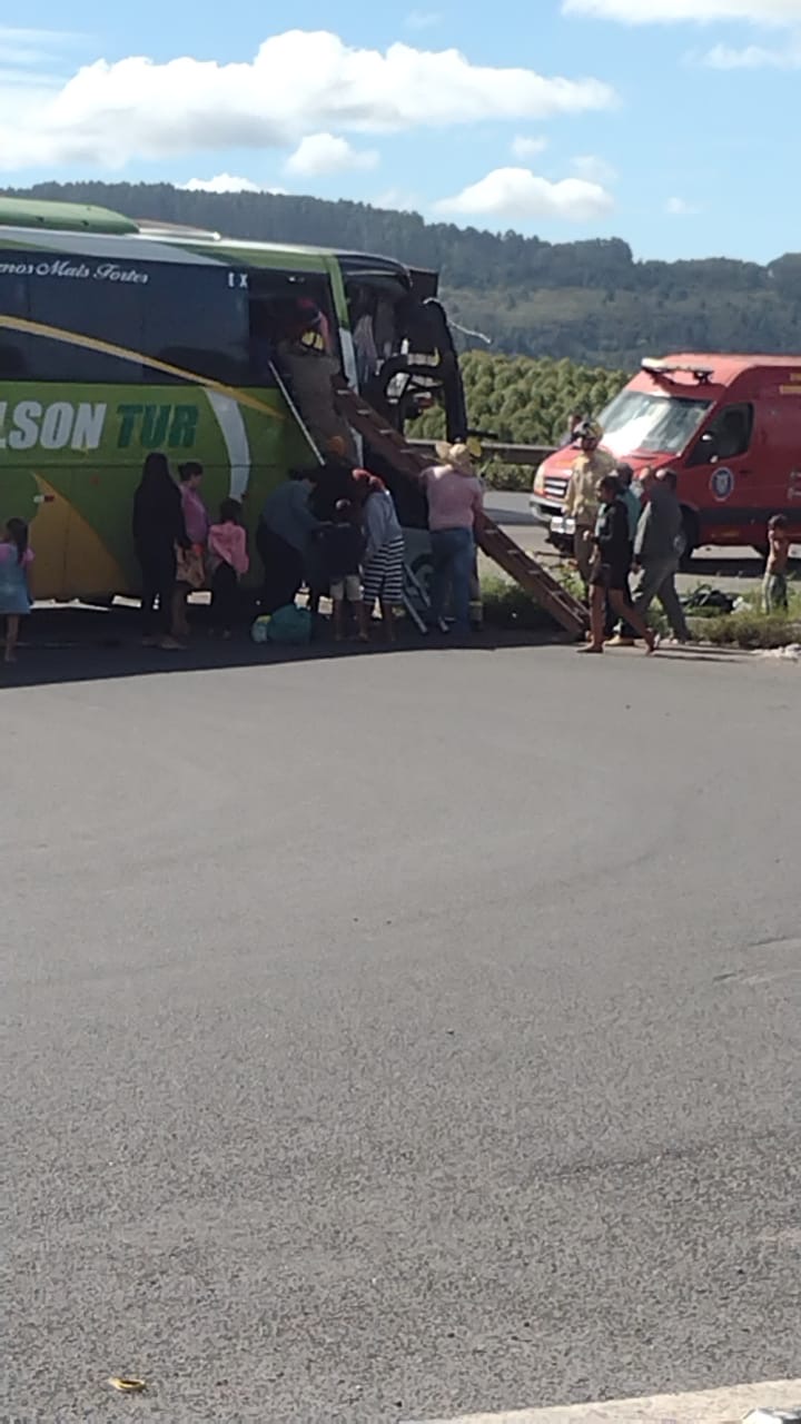 Motorista de ônibus é ejetado em acidente na PR-151