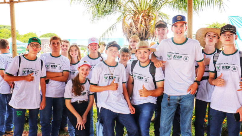 1,4 mil alunos dos Colégios Agrícolas e Florestais do Paraná visitam o Show Rural
