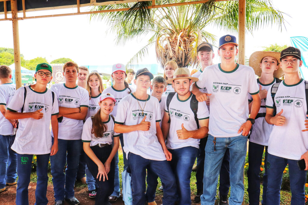1,4 mil alunos dos Colégios Agrícolas e Florestais do Paraná visitam o Show Rural