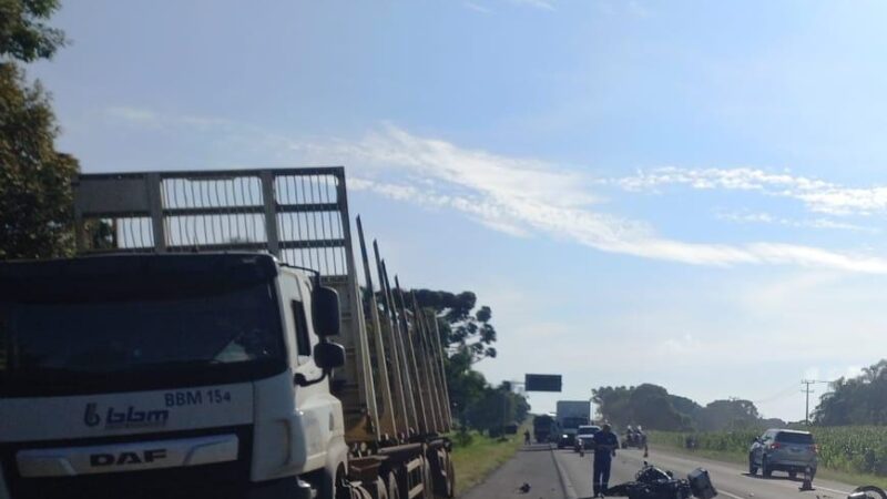 Acidente entre motos e caminhão mata uma pessoa em Imbituva