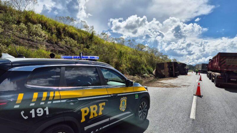 Caminhão tomba e bloqueia faixa da BR-376, em Ponta Grossa