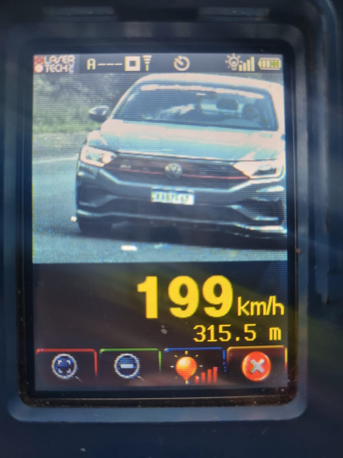 PRE aplica multa a veículo flagrado a 199 km/h em Carambeí
