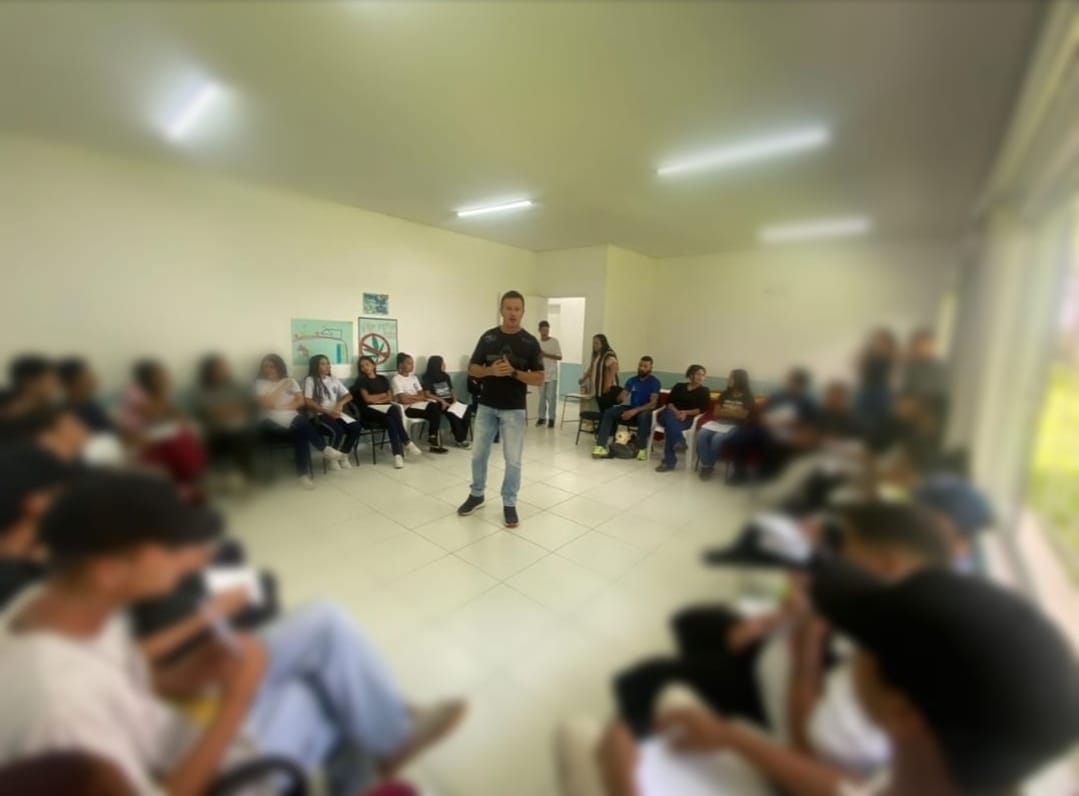 Diretor de Cadeia de Castro ministra palestra sobre conscientização a adolescentes