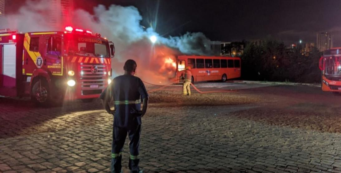 Ônibus da VCG pega fogo na garagem da empresa