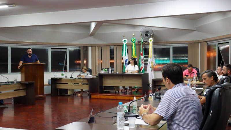 Prefeito Henrique Carneiro debate ‘Programa Porteira Adentro’ em sessão ordinária da Câmara Municipal
