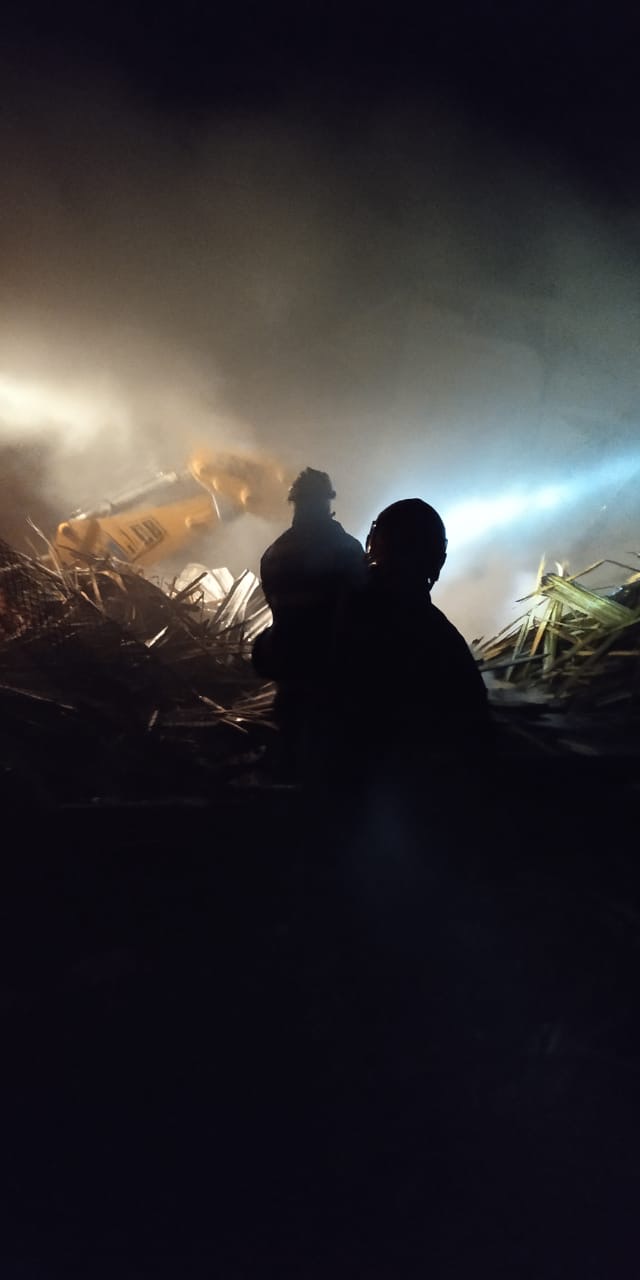Bombeiros de folga ajudam Defesa Civil a combater grande incêndio em barracão de chácara