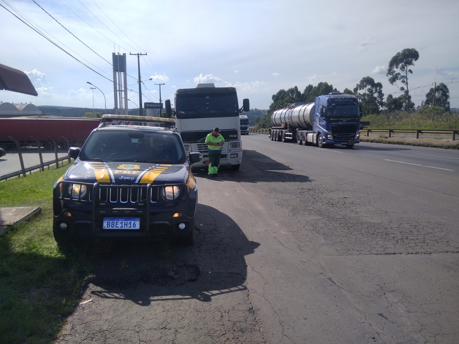 Motorista é preso após bloquear trânsito com seu caminhão na BR-376, em Ponta Grossa