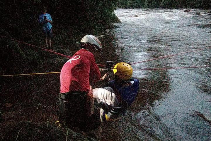 Bombeiros usam tirolesa para resgatar 16 pessoas de trilha no Litoral do Paraná