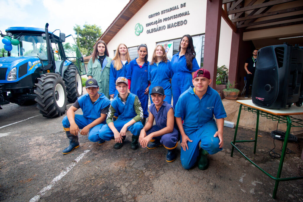 Colégios agrícolas e florestais do Paraná começam a receber novos tratores