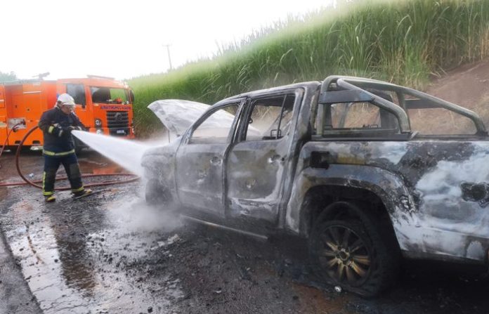 Caminhonete de Castro fica destruída ao pegar fogo em rodovia do Paraná