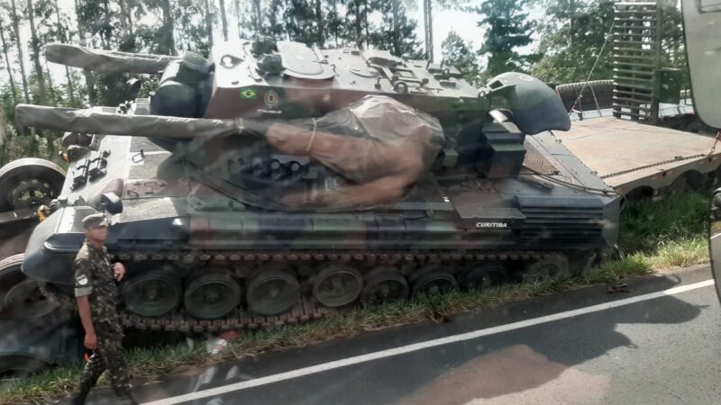 Caminhão do Exército que transportava tanque de guerra se envolve em acidente
