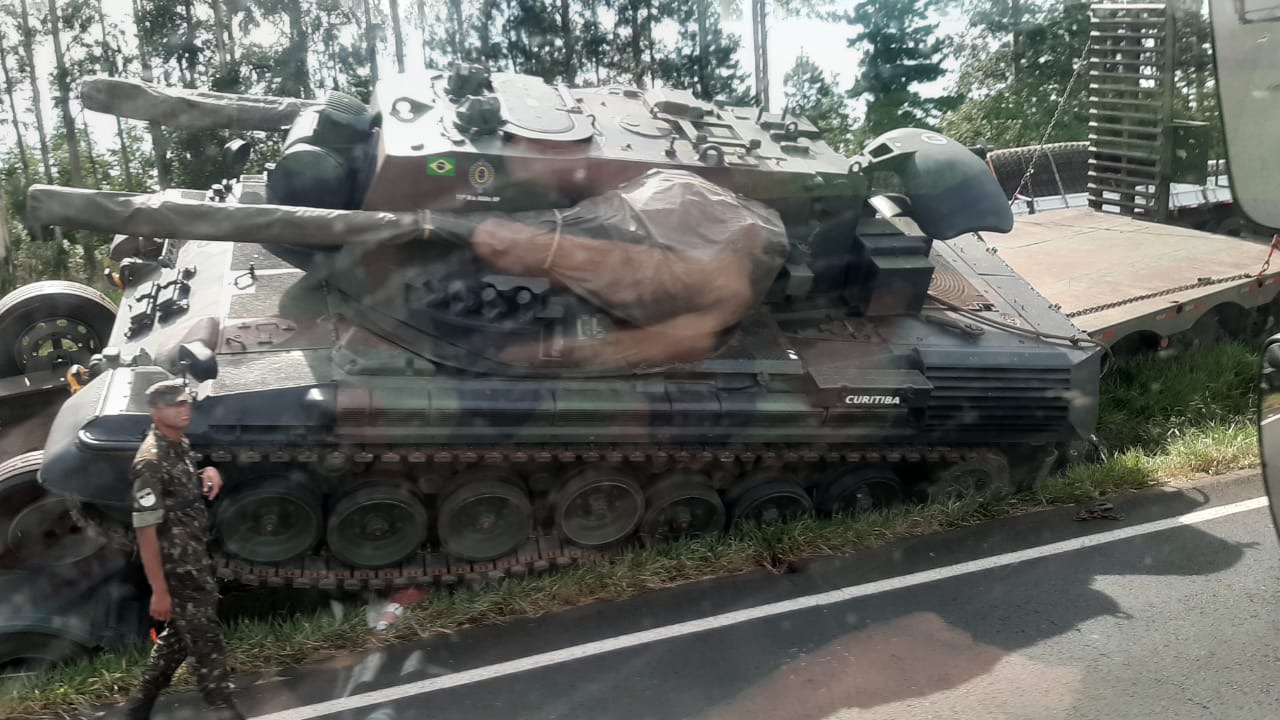 Caminhão do Exército que transportava tanque de guerra se envolve em acidente