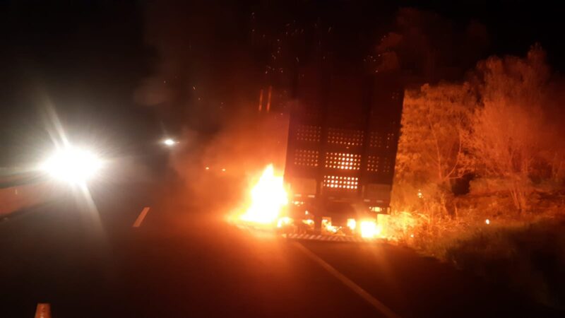 Bitrem pega fogo na BR-376 em Tibagi, mas sem vítimas