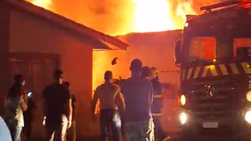 Incêndio em residência mobiliza Corpo de Bombeiros na Vila Rio Branco