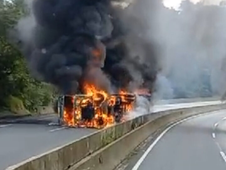 Caminhão carregado com gás tomba e entra em chamas em Tibagi