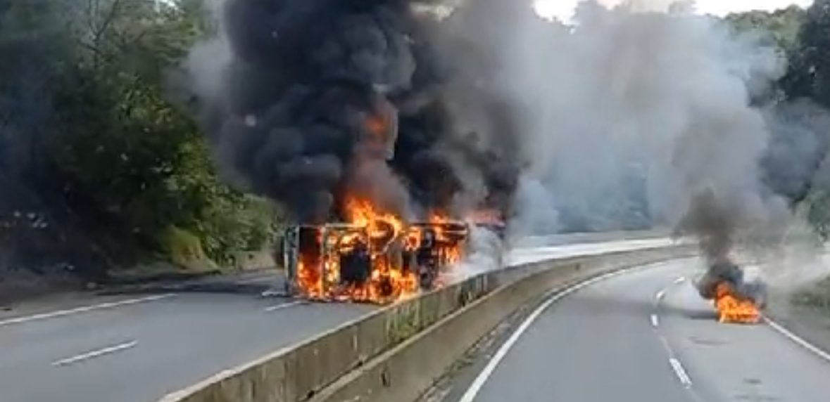 Caminhão carregado com gás tomba e entra em chamas em Tibagi