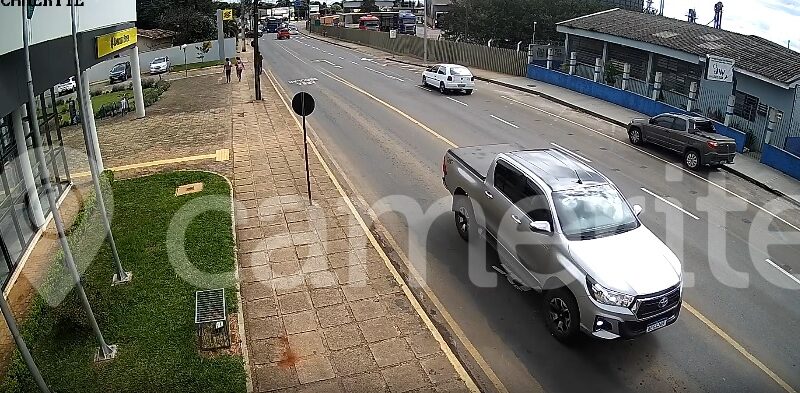 Vídeo mostra momento em que caminhonete foi furtada em feira