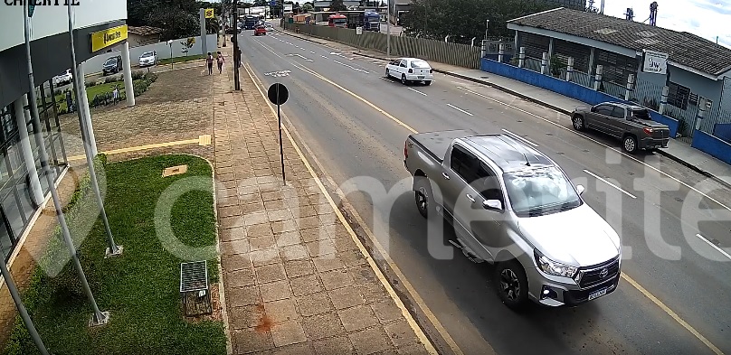 Vídeo mostra momento em que caminhonete foi furtada em feira