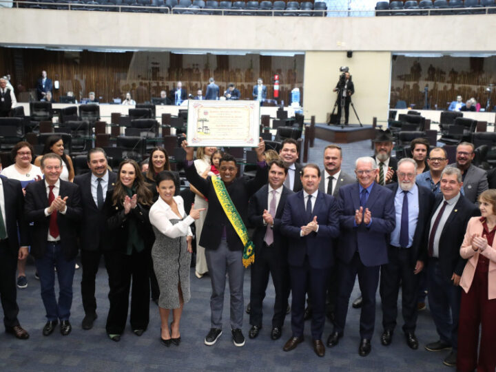 Pentacampeão Kléberson recebe homenagem da Assembleia Legislativa do Paraná