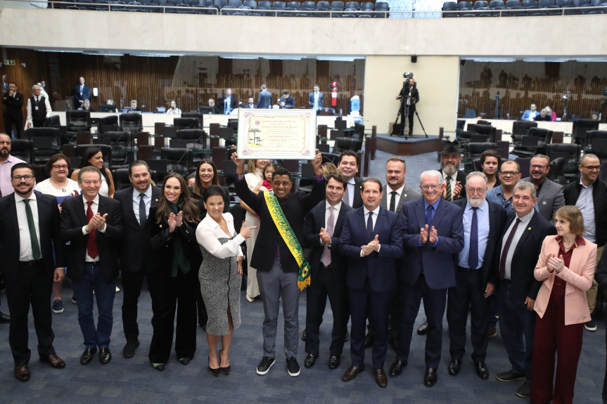 Pentacampeão Kléberson recebe homenagem da Assembleia Legislativa do Paraná