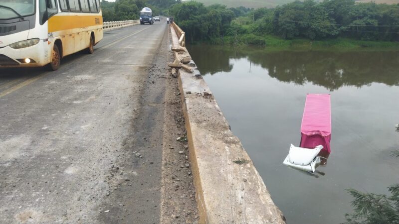 Caminhão cai de ponte no Rio Tibagi e motorista consegue escapar