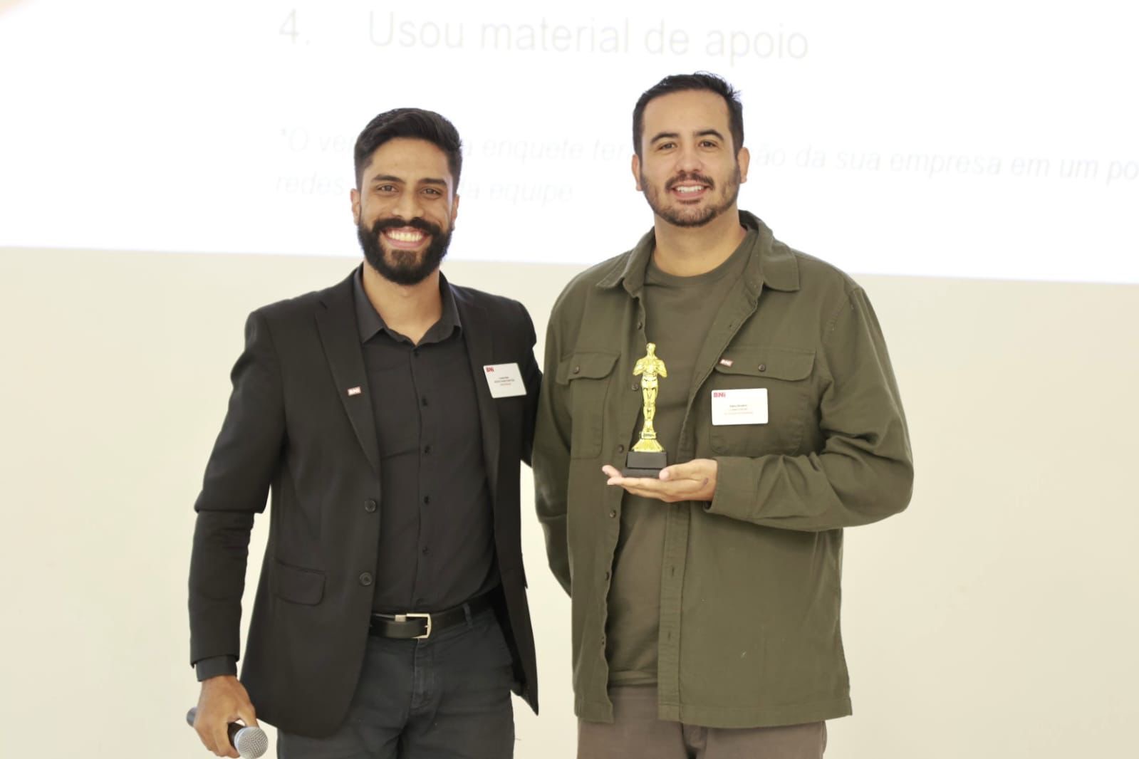 Castrense Celio Oliveira recebe prêmio de melhor apresentação semanal no BNI