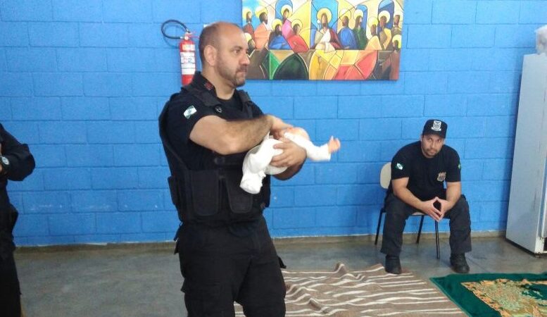 Policial Penal socorre criança engasgada em caso de emergência em Ponta Grossa