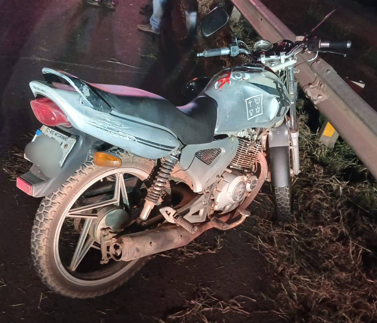Piloto de moto colide com traseira de automóvel e abandona motocicleta