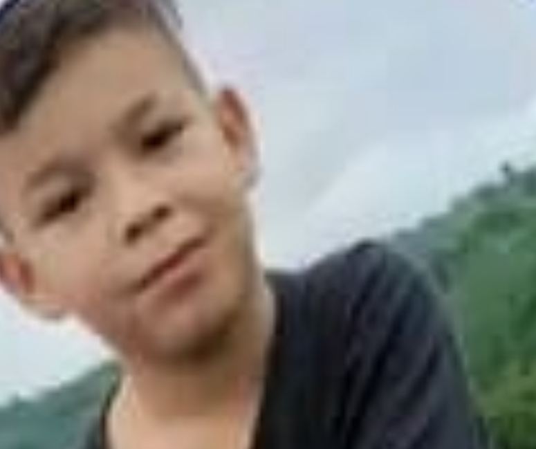 Menino de 7 anos morre após ser esmagado por traseira de carro