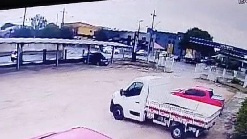 (Assista ao vídeo da batida)Vítima de acidente em posto de combustíveis estava inconsciente quando socorrida, afirmam bombeiros