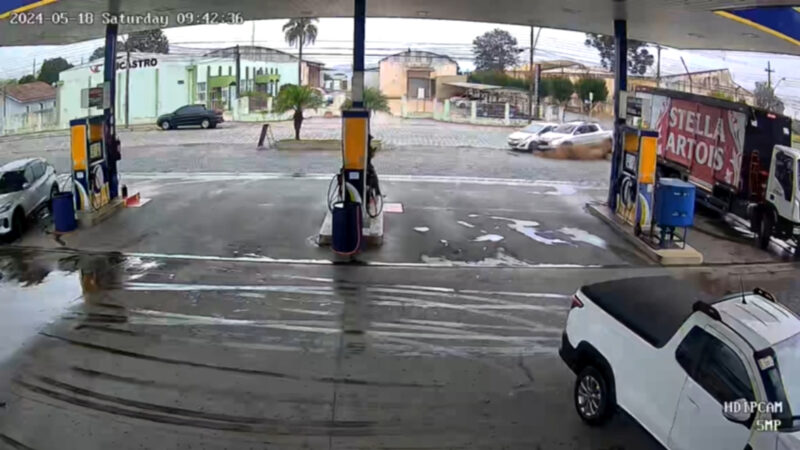 Video mostra a dinâmica de acidente em que carro invadiu posto de combustíveis