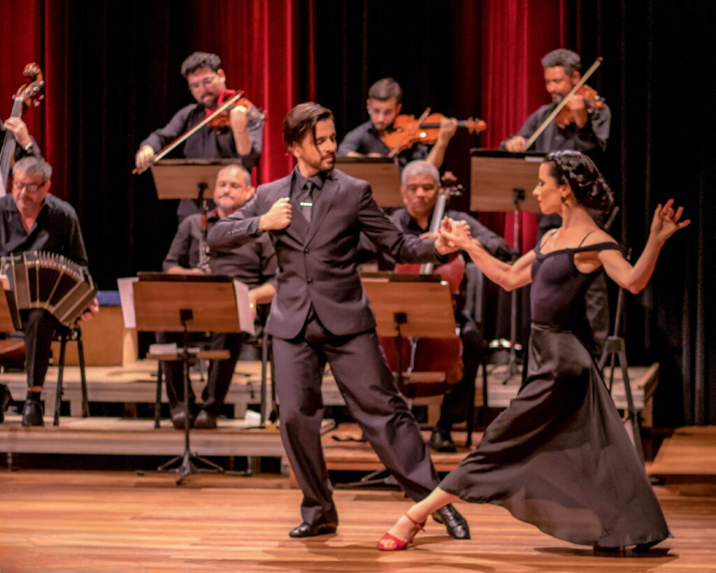 Orquestra Paranaense de Tango apresenta música e dança em Castro