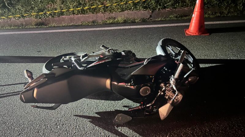 Motociclista morre ao se envolver em acidente com caminhão de Castro