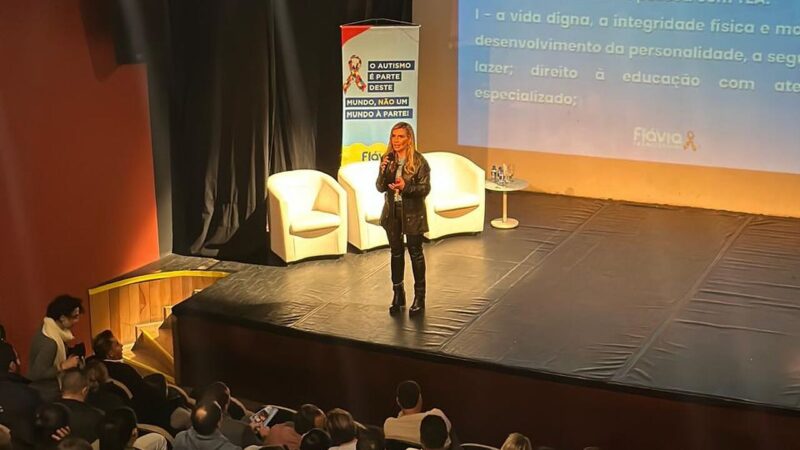 Flávia Francischini realiza palestra sobre autismo em Ponta Grossa