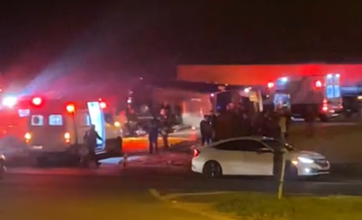 Ônibus com 20 ocupantes tomba após ser atingido por automóvel na rotatória do Tronco