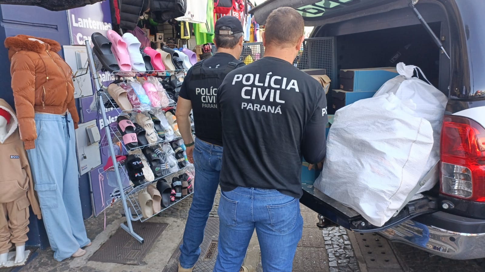 (Assista ao vídeo) Policiais da 13ª SDP apreendem grande quantidade de calçados falsificados no centro de Ponta Grossa