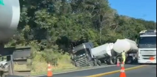 (Assista ao vídeo) Mulher morre em colisão entre carro e caminhão em Teixeira Soares