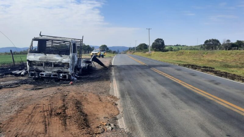 Caminhão fica destruído após ser consumido por fogo em rodovia de Castro