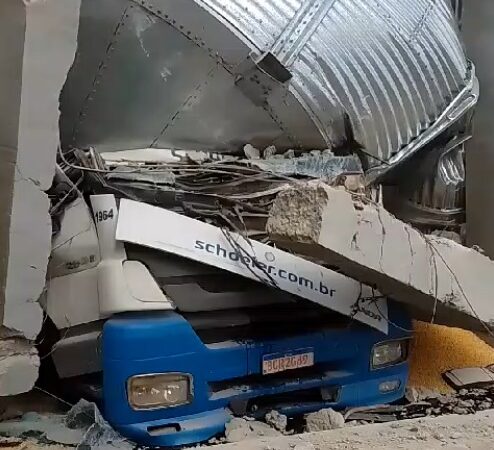(Assista aos vídeos) Motorista morre após silo despencar sobre cabine de caminhão