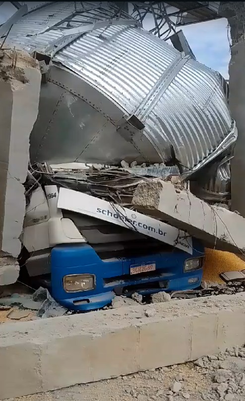 (Assista aos vídeos) Motorista morre após silo despencar sobre cabine de caminhão