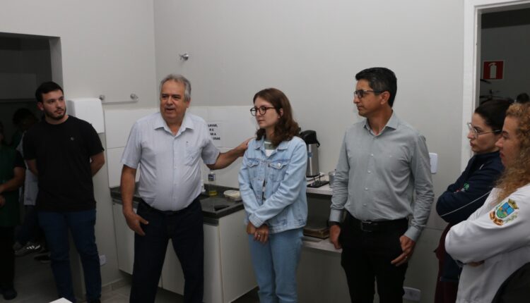 Secretário de Saúde apresentou nova funcionária aos servidores da Unidade em reunião na manhã desta segunda-feira (13) - Imagem: Daniel Calvo