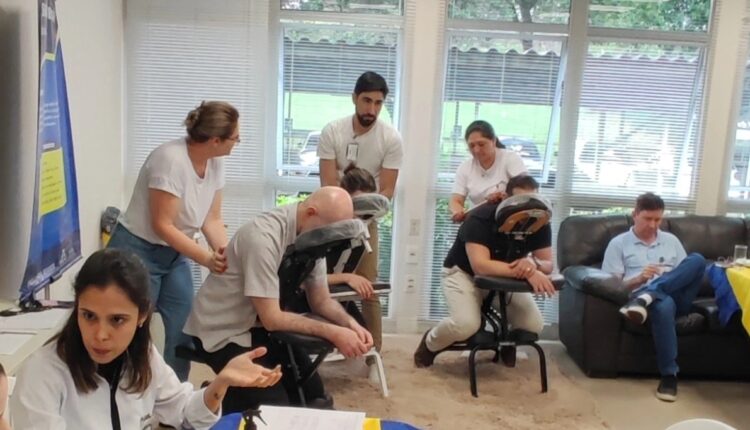 Na Semana do Bem-Estar, os empregados tiram alguns minutos para atividades que relaxam corpo e mente. Foto: Divulgação/Itaipu Binacional