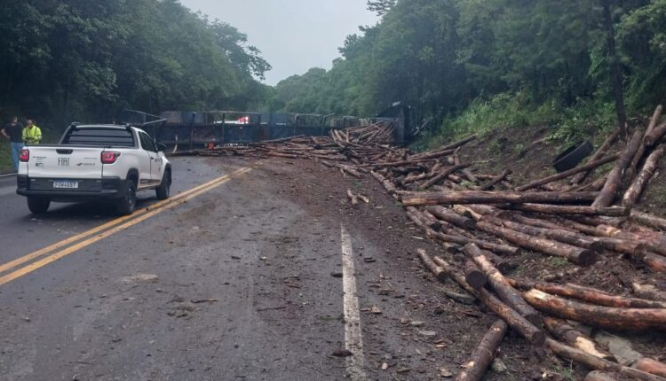 Acidente ocorreu no sábado (18), carga ficou no acostamento