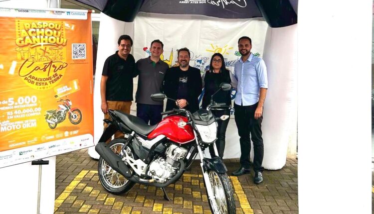 Luana da Silva Oliveira comprou um relógio da Joalheria Lino Lopes e ganhou a moto zero km