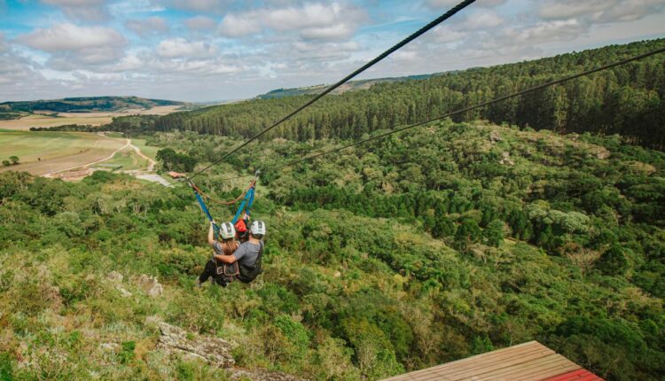 Tirolesa de aventura tem 630 metros de extensão e chega até 80 metros de altura. Foto: Albori Ribeiro